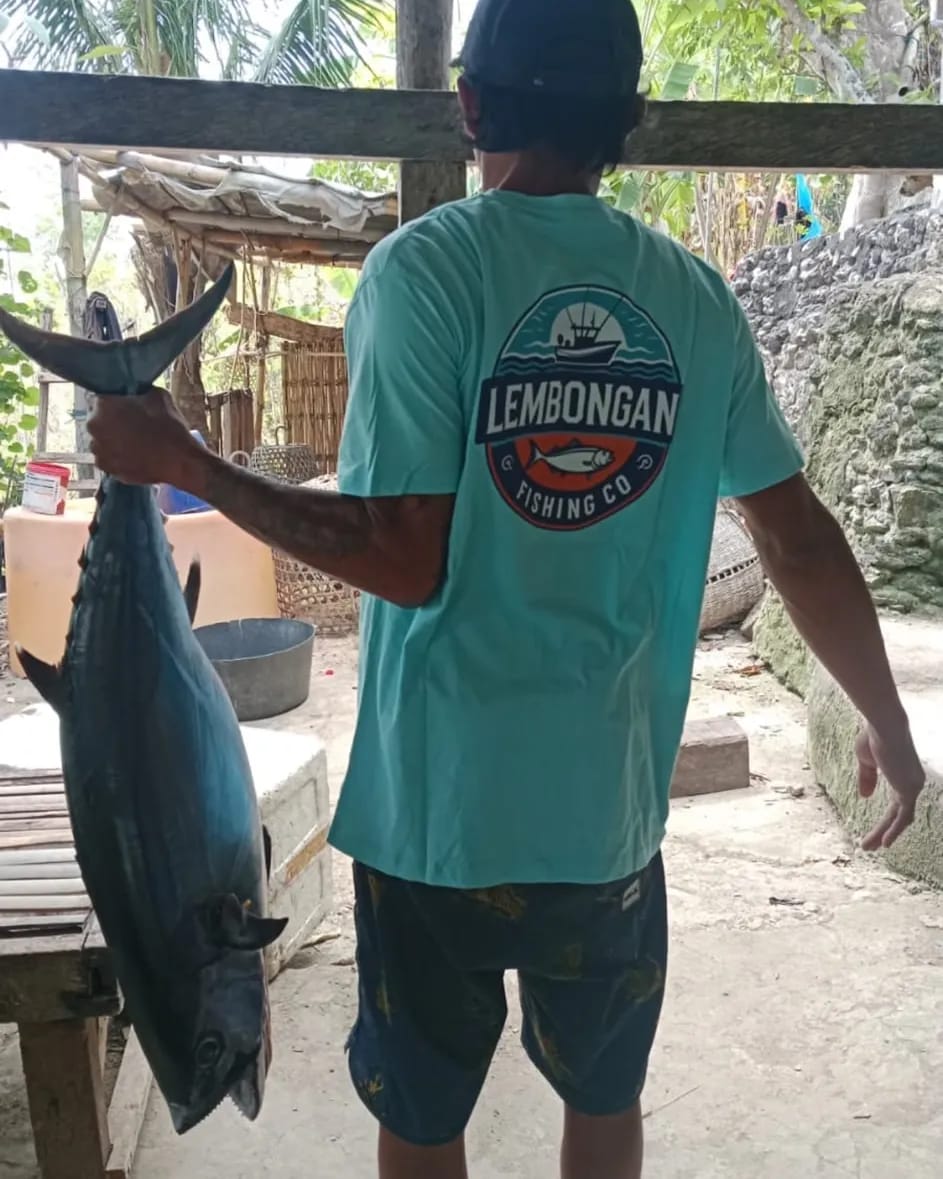 A crew member with a tuna landed on the trip