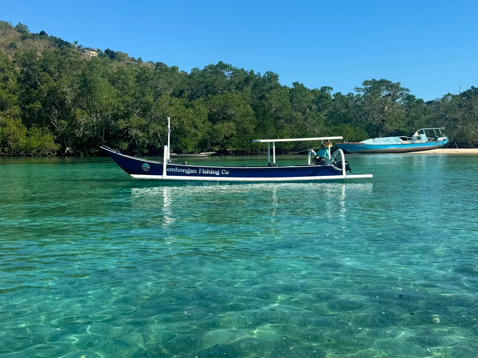 Clear shallow water beside the Nusa Lembongan shoreline